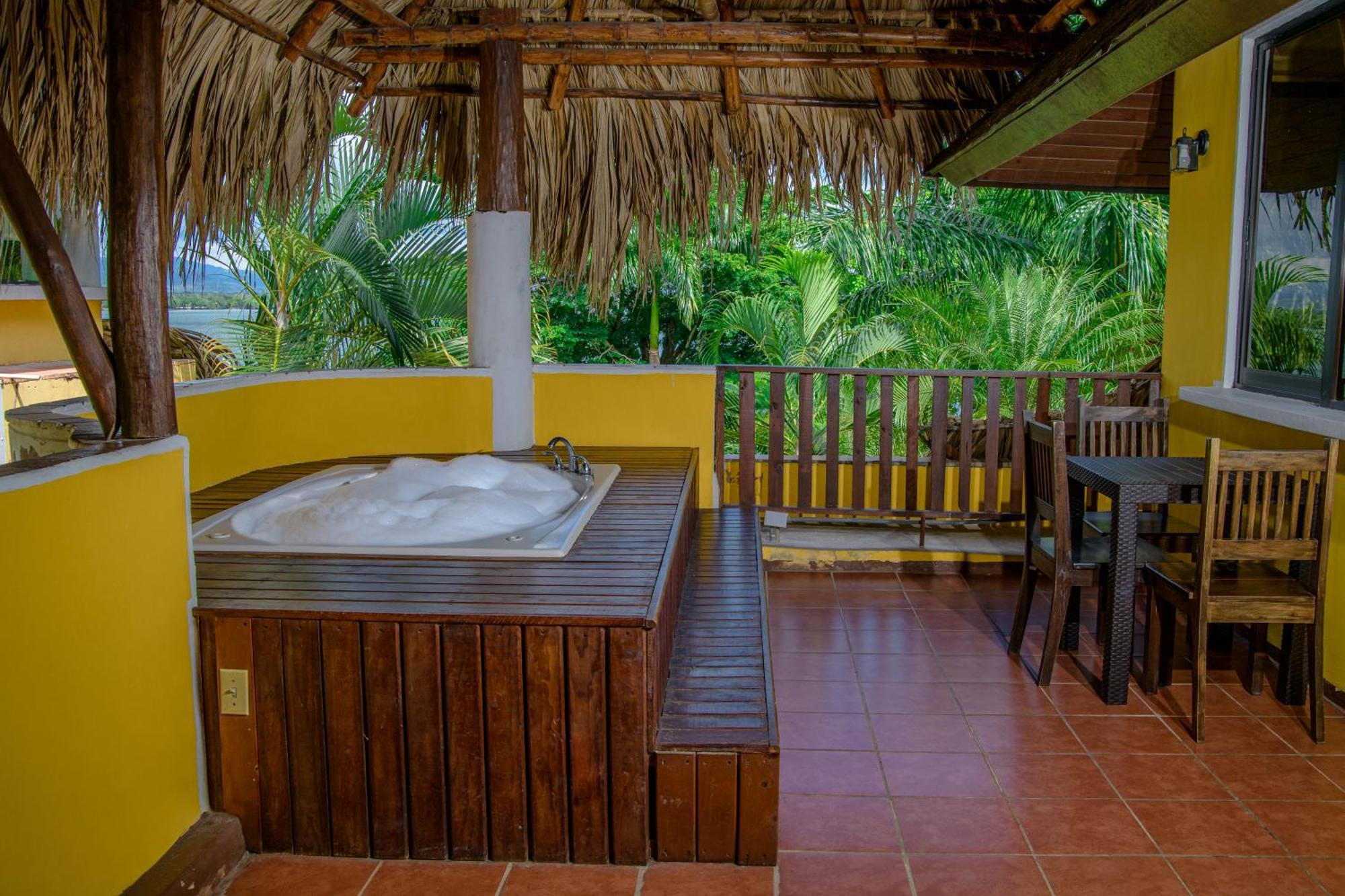 Banana Palms Hotel Рио Дулсе Екстериор снимка