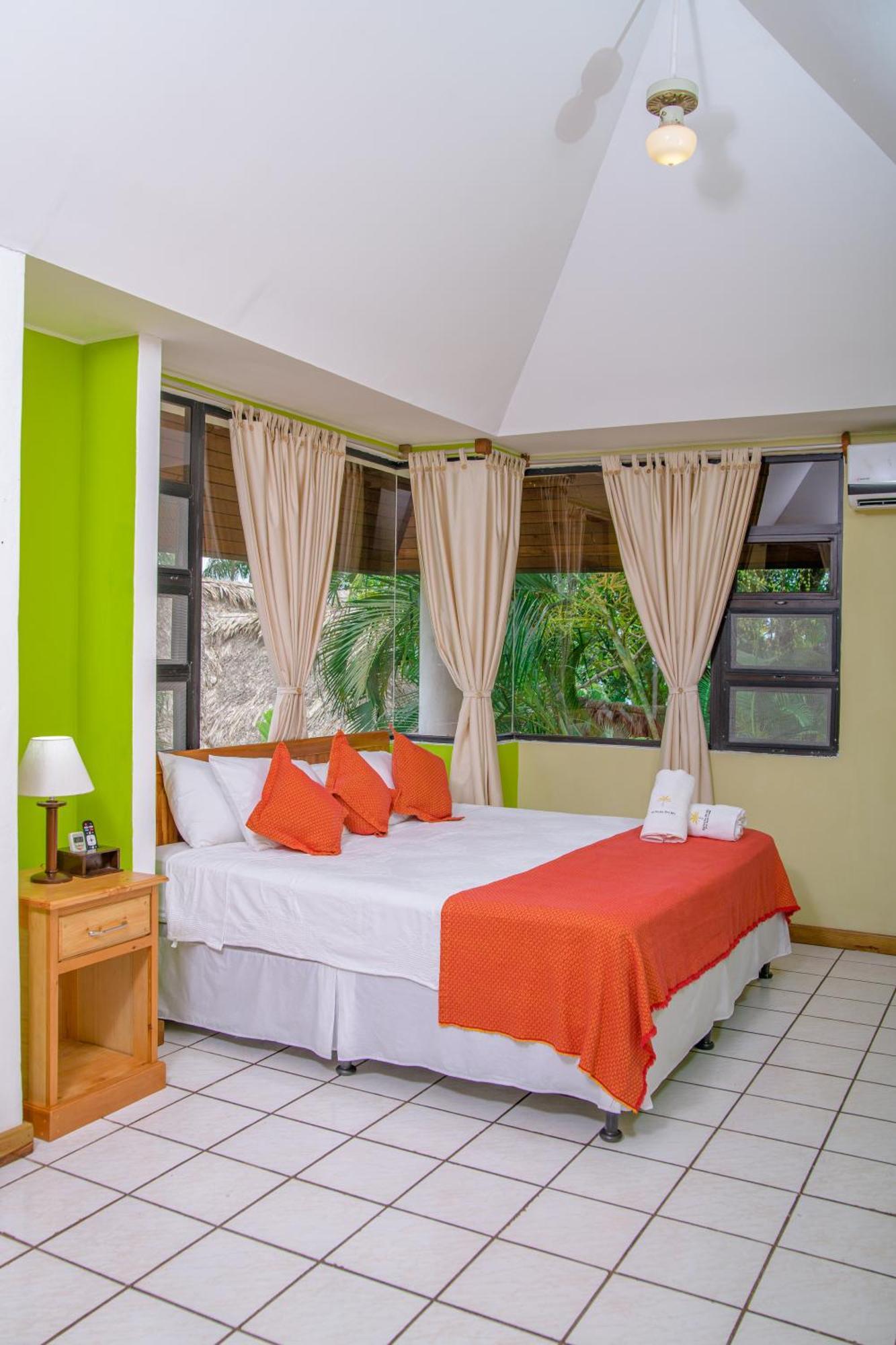 Banana Palms Hotel Рио Дулсе Екстериор снимка