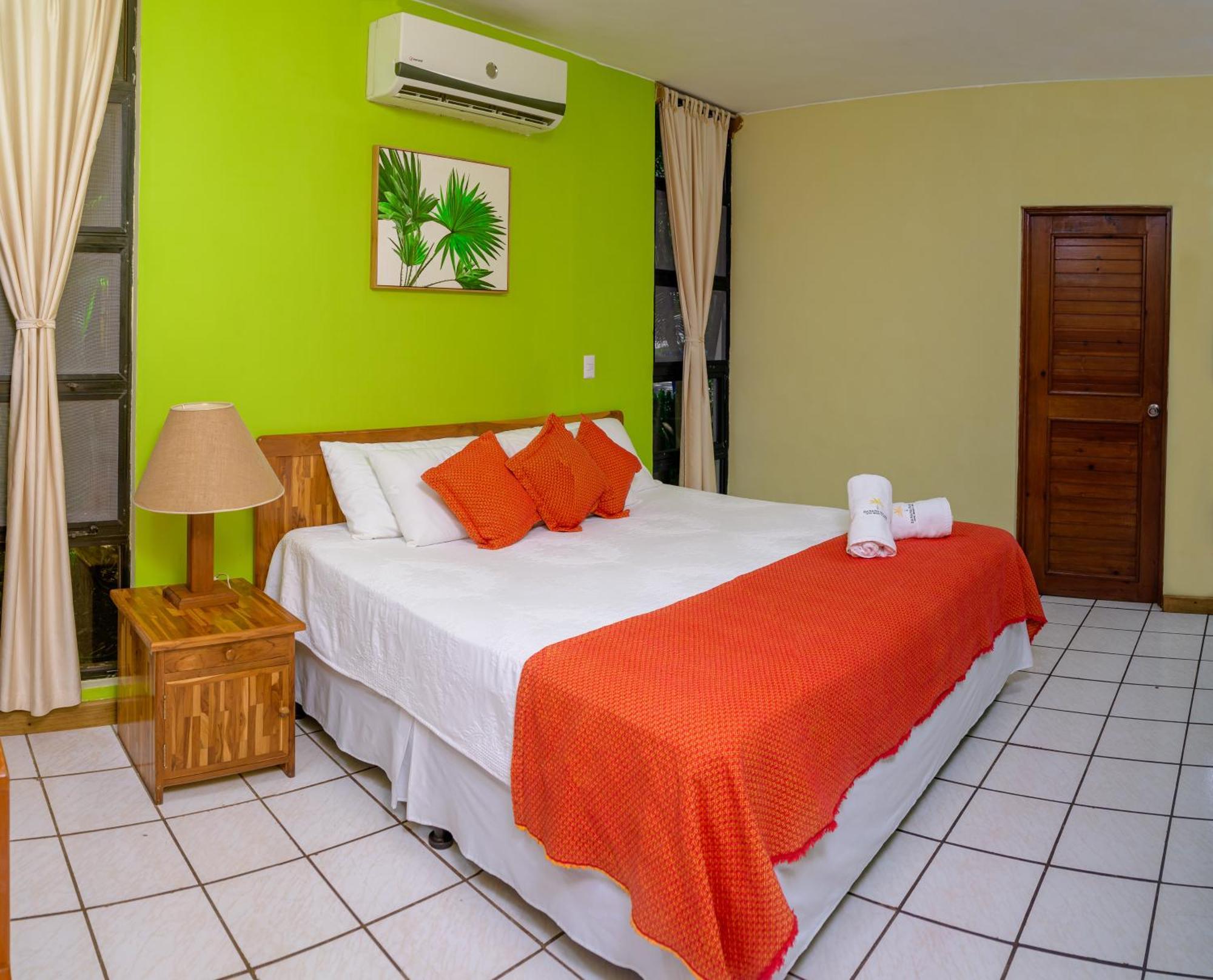 Banana Palms Hotel Рио Дулсе Екстериор снимка