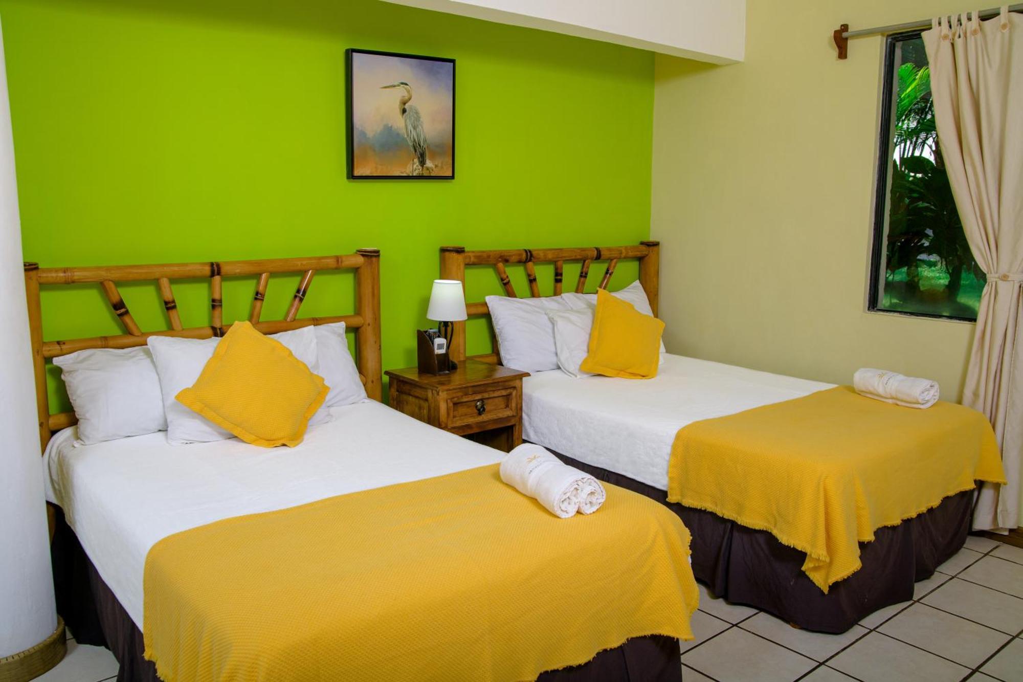Banana Palms Hotel Рио Дулсе Екстериор снимка