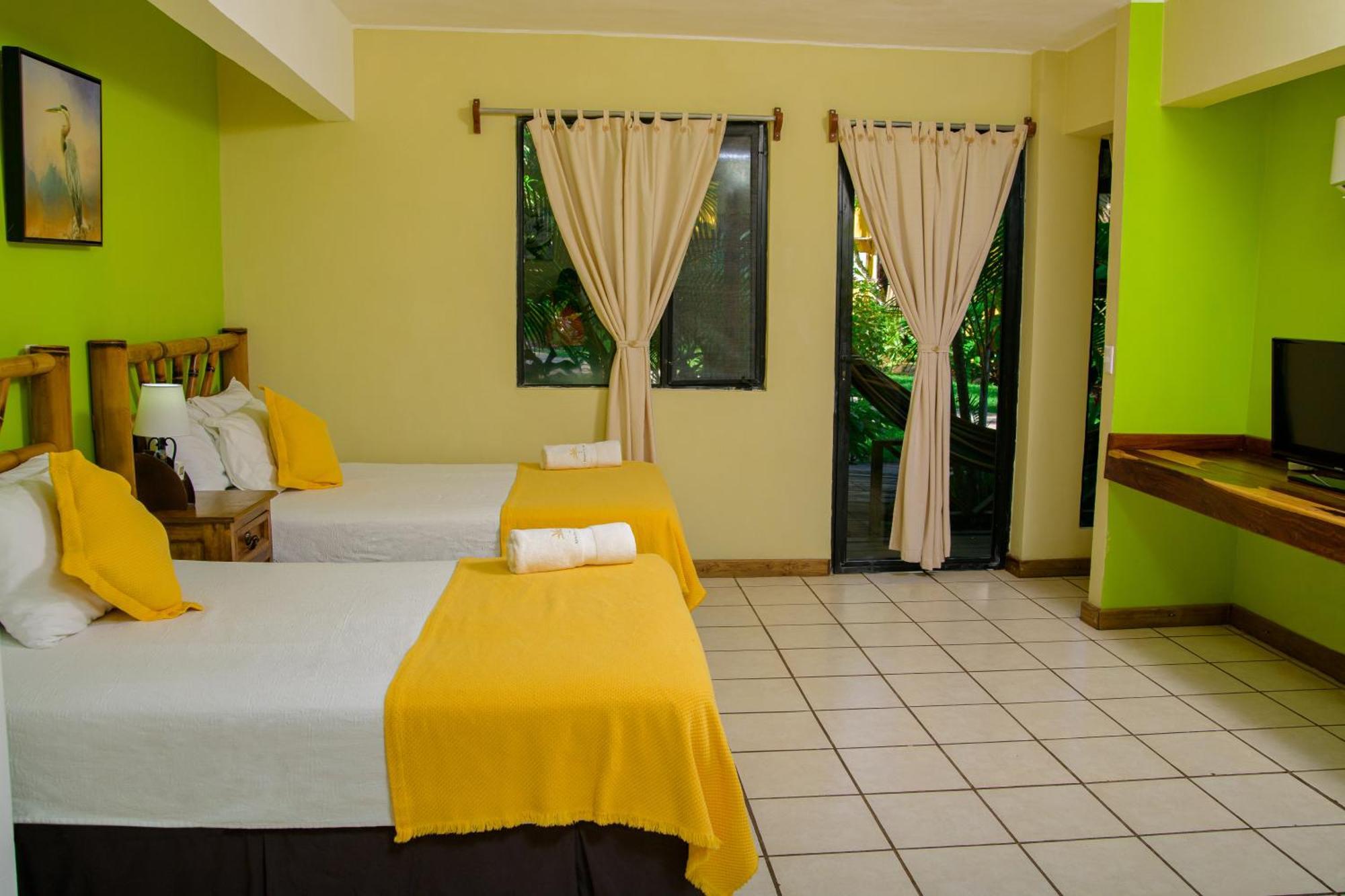 Banana Palms Hotel Рио Дулсе Екстериор снимка