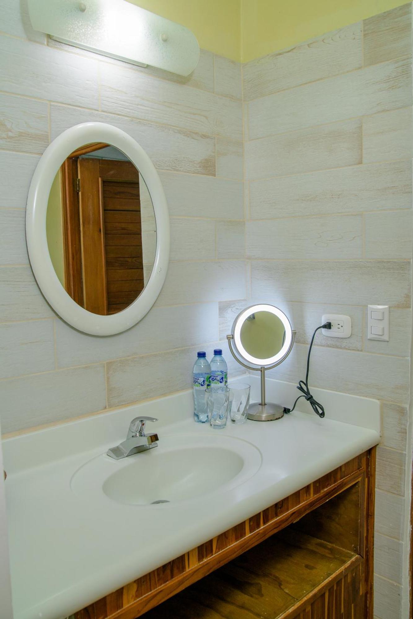 Banana Palms Hotel Рио Дулсе Екстериор снимка