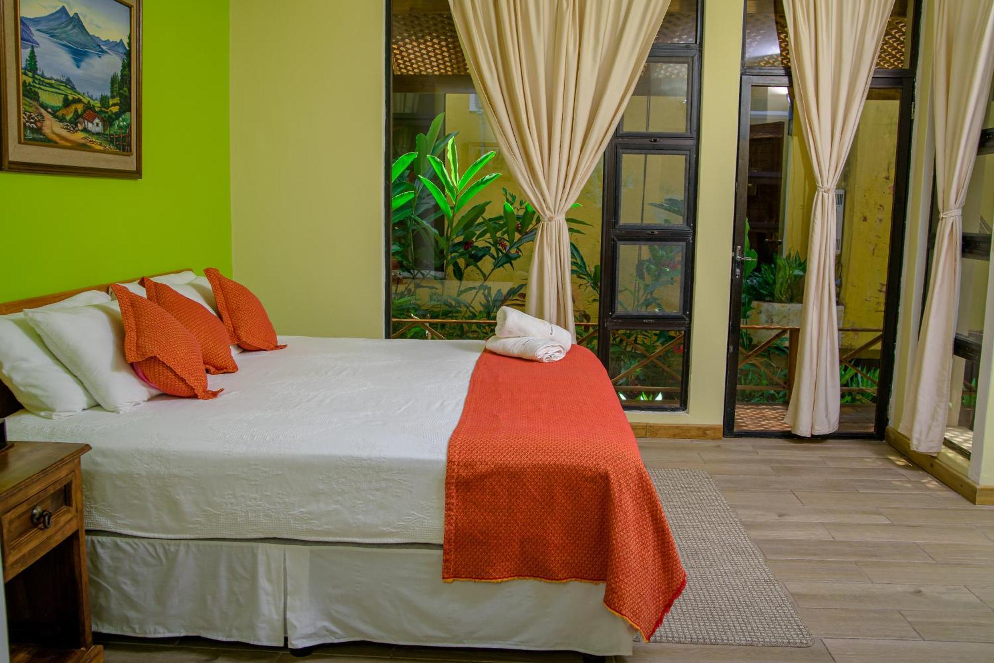 Banana Palms Hotel Рио Дулсе Екстериор снимка
