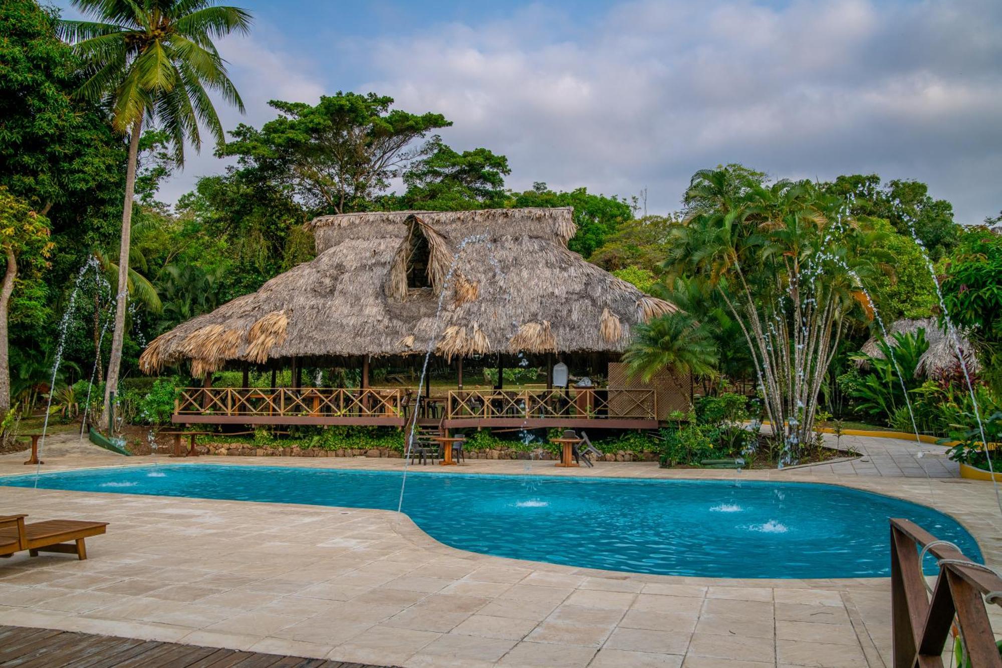 Banana Palms Hotel Рио Дулсе Екстериор снимка