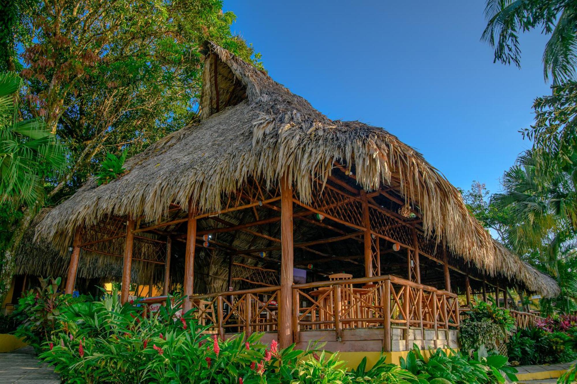 Banana Palms Hotel Рио Дулсе Екстериор снимка