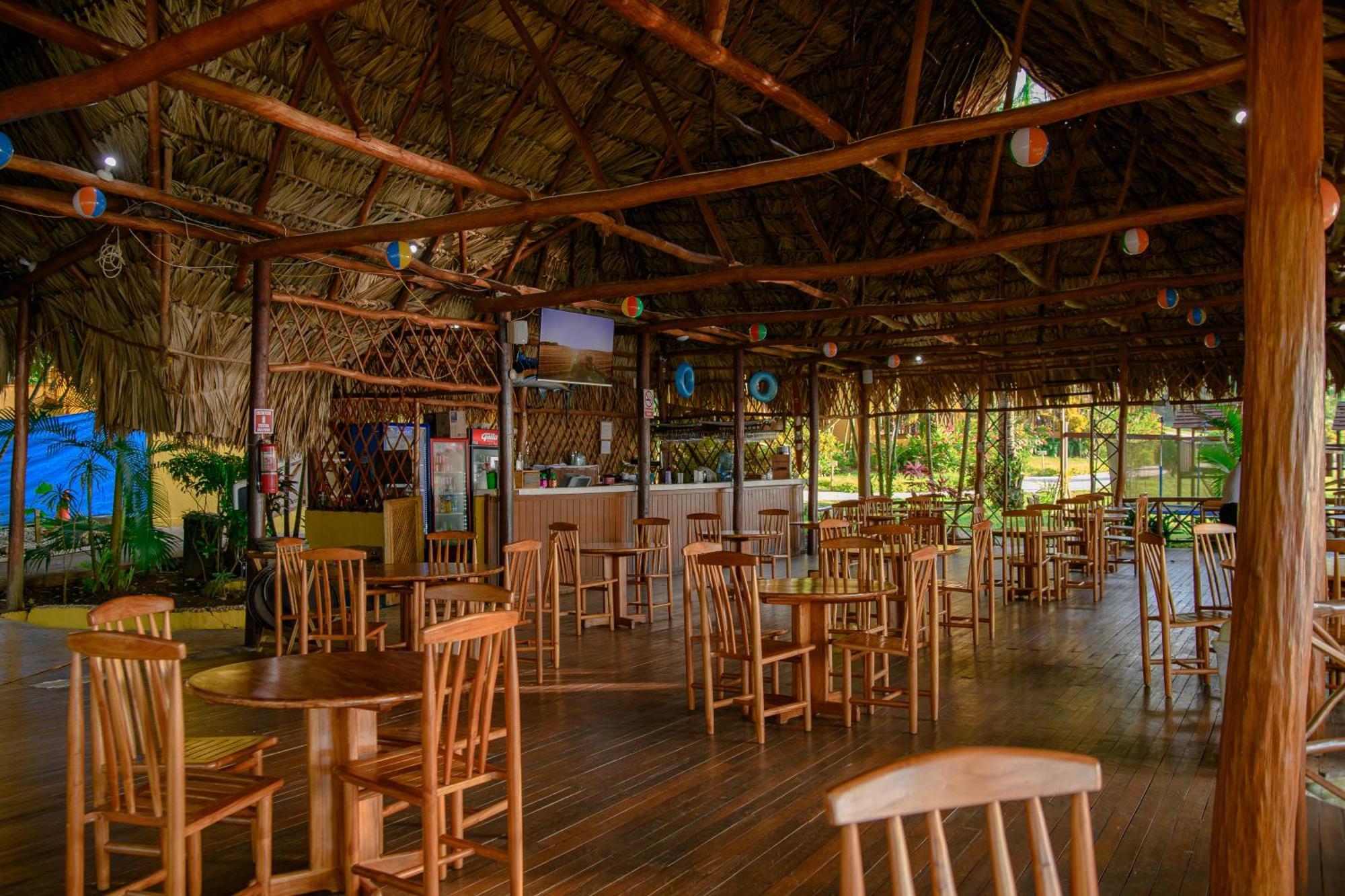 Banana Palms Hotel Рио Дулсе Екстериор снимка