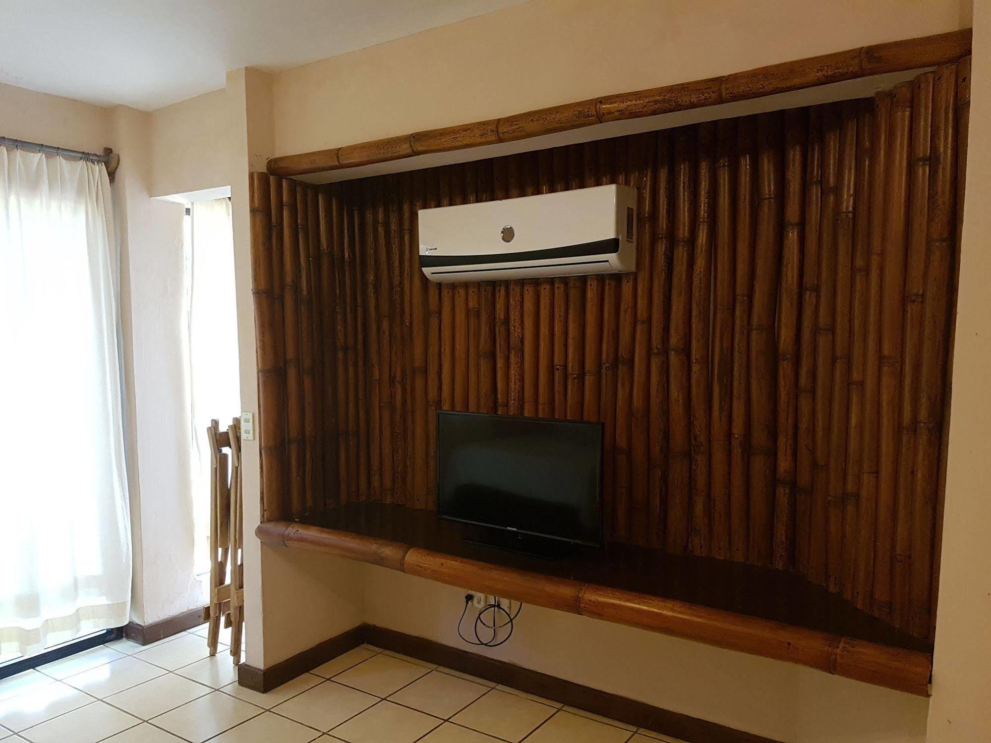 Banana Palms Hotel Рио Дулсе Екстериор снимка