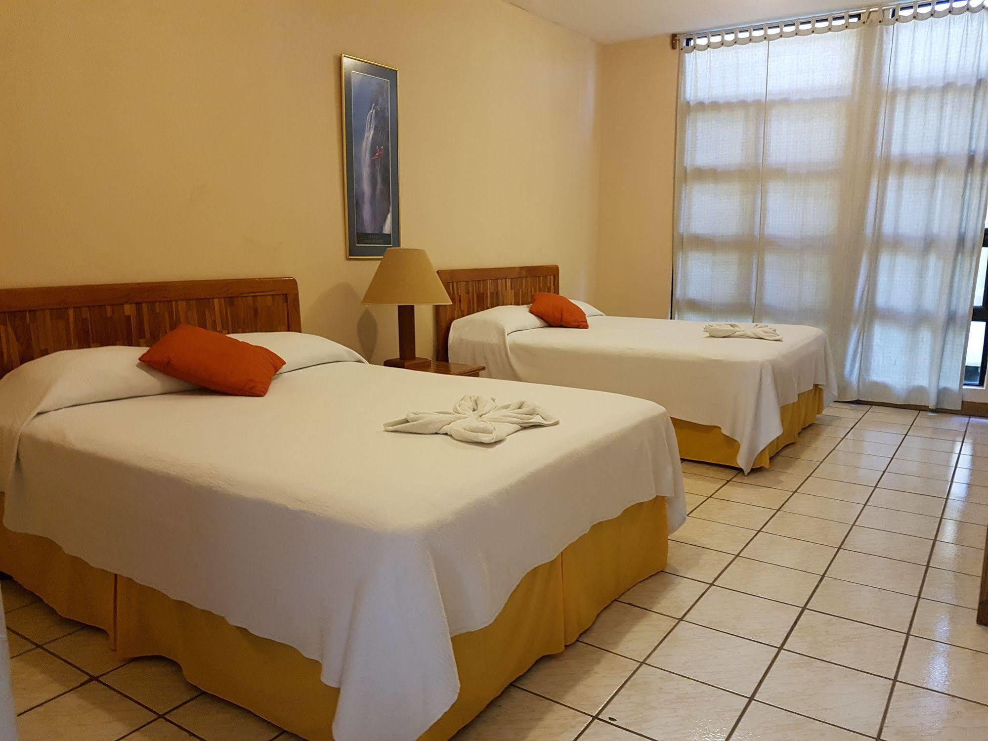 Banana Palms Hotel Рио Дулсе Екстериор снимка