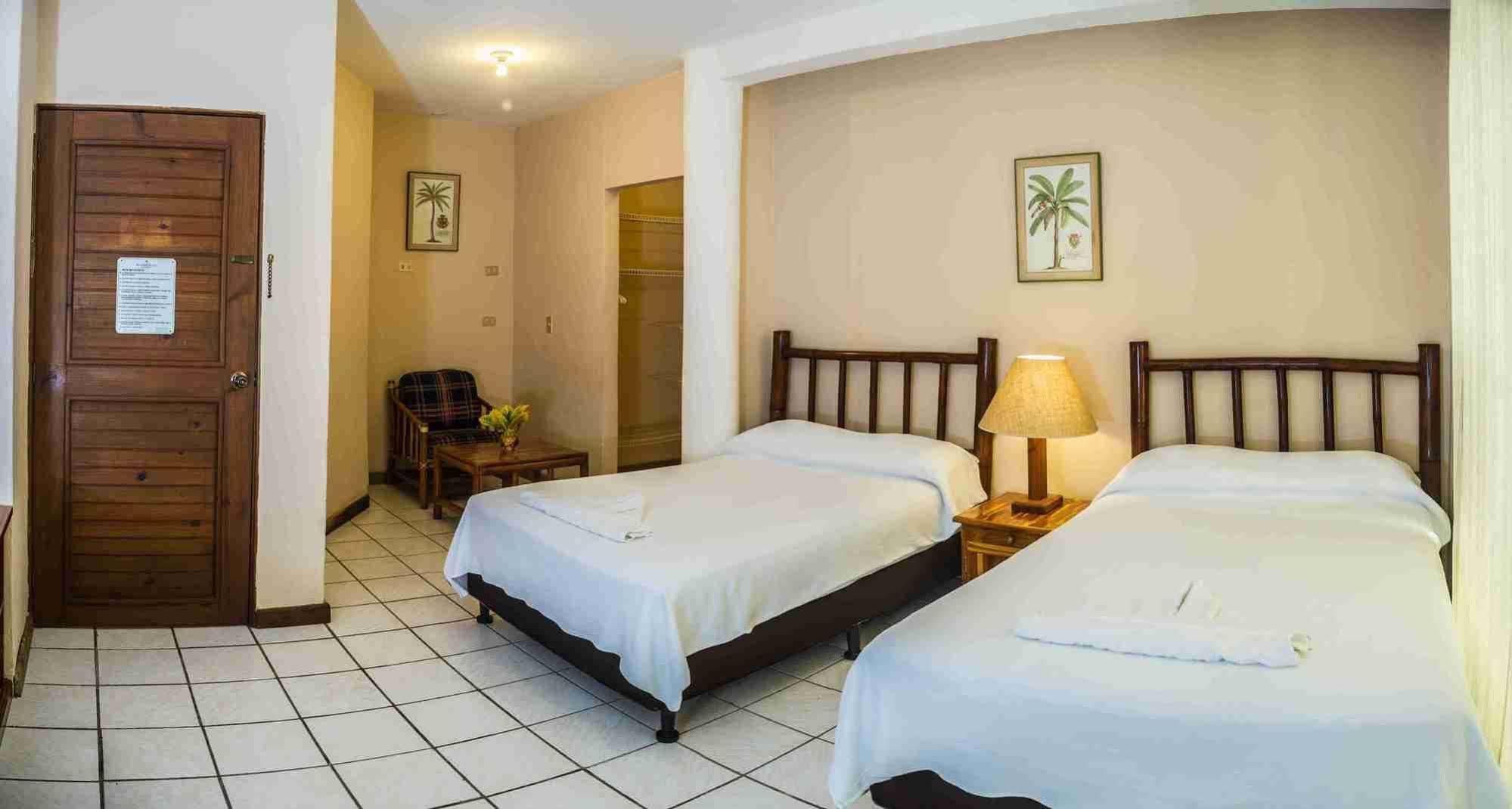 Banana Palms Hotel Рио Дулсе Екстериор снимка