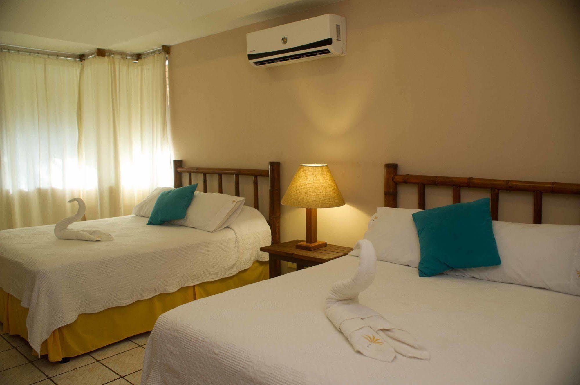 Banana Palms Hotel Рио Дулсе Екстериор снимка
