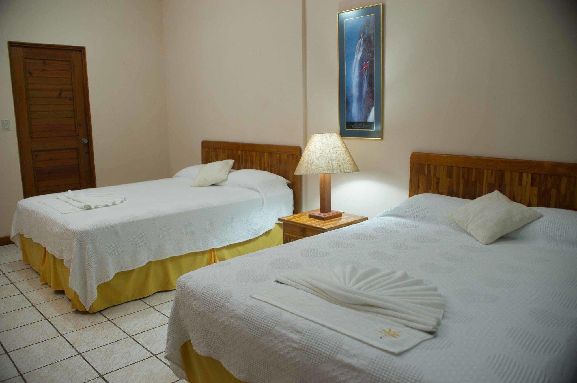 Banana Palms Hotel Рио Дулсе Екстериор снимка